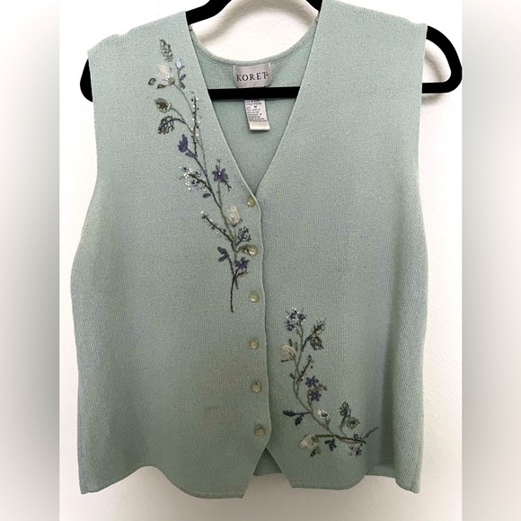 Koret Tops - Soft green knit top, embroidered flowers of purple and white M